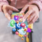 maos-segurando-o-conceito-de-midia-social-do-smartphone