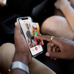 orang-memegang-telefon pintar-dengan-apl-dating-705×450